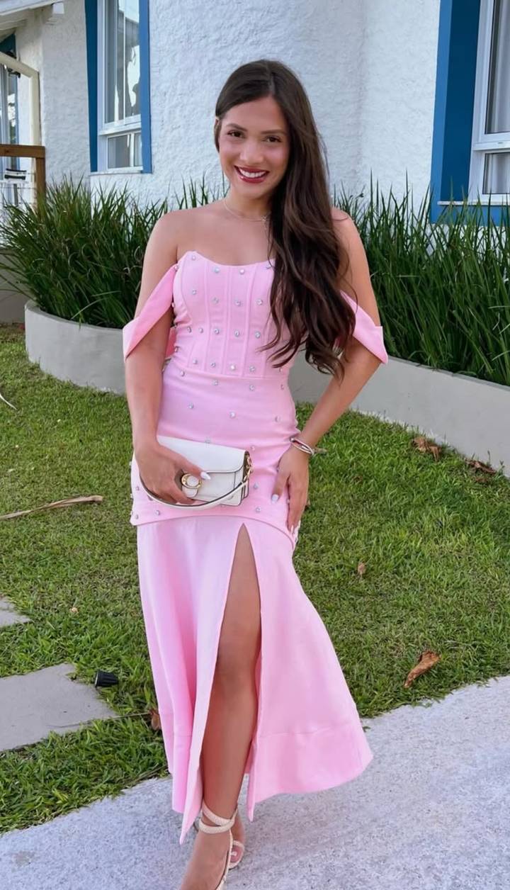 Retrato de Lilia em vestido rosa